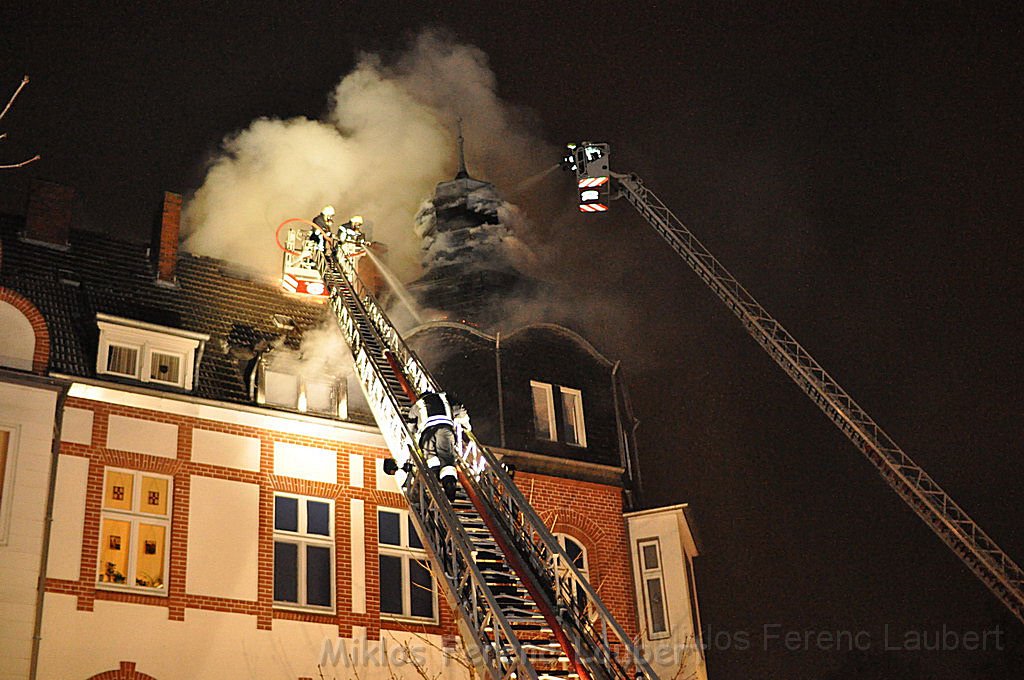 Feuer 3 Dachstuhlbrand Koeln Muelheim Gluecksburgstr P105.JPG